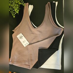 Hollister seamless 3 set v neck cropped tank set of 3